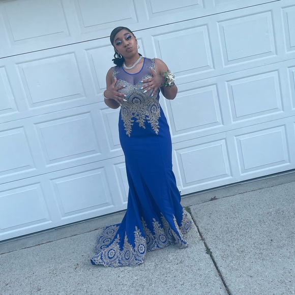 BABYONLINE D.R.E.S.S. Floral Applique Mesh Yoke Fishtail Hem Prom Dress - Picture 3 of 3